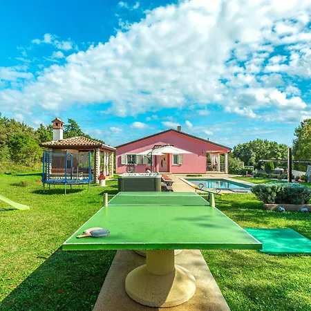3 Bedroom Gorgeous In Prázdninový dům *