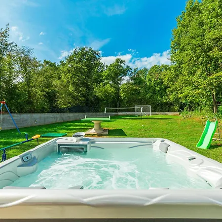 3 Bedroom Gorgeous In Prázdninový dům Labin (Istria)